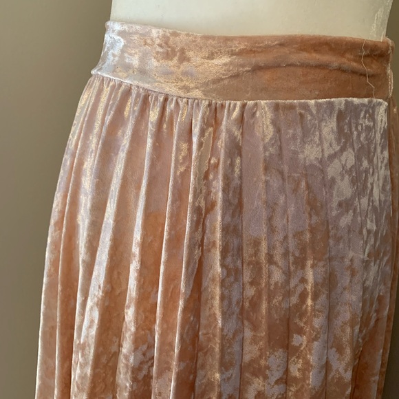 Miami | Rose Gold Crushed Velvet Pleated Skirt - Picture 4 of 7